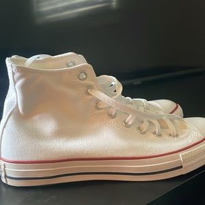 converse size 10 in women’s, 8 in men’s color white